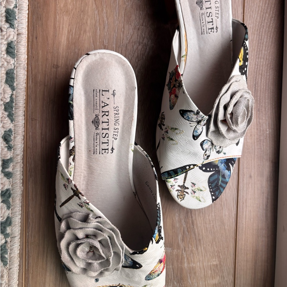 Spring Step L'Artiste White Floral Butterfly Slide Sandals - Picture 3 of 4
